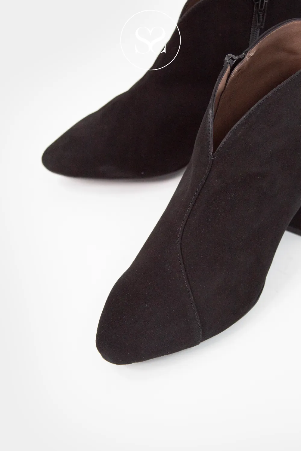 WONDERS I-9013 BLACK SUEDE BLOCK HEEL ANKLE BOOTS